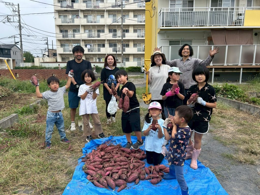 土の中から大豊作！ハタケ部サツマイモ収穫レポートのサムネイル画像